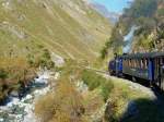 Dampfzug Richtung Realp, die Strecke verluft nach drei kleinen Tunneln nun immer entlang der Reuss, 2.10.11.