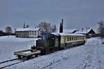 DSF Tm 2/2 II Nr. 111 ex AVO mit ABt 50 48 39-35 154-2 ex SOB und einem kleinen Gepäckwaggon, anlässlich der Zubringerfahrten an dem Weihnachtsmarkt im Ritterhaus Bubikon (Hintergrund) in Bubikon. Die Strecke war Teil des Schienennetzes der ehemaligen Uerikon-Bauma-Bahn, die heute nur für Draisinenfahrten oder sonst für Extrafahrten, die meist durch die DSF organisiert werden. Sonntag, 10. Dezember 2017

(Ausserdem  das 500. Bild von mir bei Bb.de)