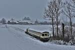 Zug  Wolfhuuser-Bahn : ABt 50 48 39-35 154-2 ex SOB und DSF Tm 2/2 II Nr. 111 ex AVO mit einem kleinem Gepäckwaggon am Zugschluss, anlässlich der Zubringerfahrten an den Weihnachtsmarkt im Ritterhaus Bubikon (Hintergrund), bei Bubikon. Die Strecke war Teil des Schienennetzes der ehemaligen Uerikon-Bauma-Bahn, die heute nur für Draisinenfahrten oder sonst für Extrafahrten, eingesetzt werden. Sonntag, 10. Dezember 2017