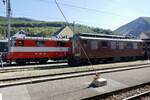 Die vom DSF zurück in die Swiss Express gebaute Re 4/4 11141 mit der Ae 4/4 251 der BLS Historic die am 15.9.24 zusammen beim Bahnhof Balsthal stehen.