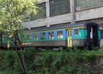 SBB/EW Nostalgie: Zu den buntesten und schönsten Personenwagen der SBB gehörten die  PAPAGEIEN . Der A 508518-33604-7 von EW Nostalgie wurde am 13. Juli 2017 in der Klus bei Balsthal in passender Umgebung abgelichtet. Dank einer Ausschnittvergrösserung war dieses Bild entstanden, da der Standort des Wagens nicht optimal ist.  
Foto: Walter Ruetsch 