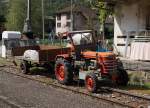FM: Auf dem Bahnhof Grono, wo bald die allerletzten Museumszge verkehren werden, wird das Abstellgeleise bereits von einem nostalgischen Traktor der bekannten Marke Hrlimann als Parkplatz benutzt.