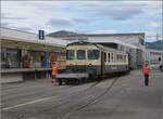 Fahrtag Wolfhuuser Bahn, die akut existenzbedrohte Museumsbahn.

Passage des Bahnübergangs eines Werksgeländes in Wolfhausen, in der 'Zugmitte' der ABt der IG Stammgleis Wolfhausen–Bubikon. Oktober 2021.