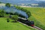 CJ Chemins de fer du Jura La Traction: E 164 + C 778 + BR 779 + WR 777 + J 316, Zug Glovelier-Saignelégier (öffentliche Fahrt), Glovelier (im Hintergrund mit Kirchturm das Dorf