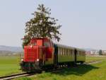 Sursee - Triengen Bahn - Diesellok Em 2/2 1 mit Salonwagen SRi 43 und Salonwagen SRi 44 unterwegs auf einer Extrafahrt fr`s Bahnforum Schweiz bei Bron am 17.04.2011    