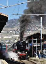 Die BR 01 202 des Verein Pacific am 8. April 2017 auf Sonderfahrt auf der rund 1- stündigen Pause auf Gleis 5, im Bahnhof Vevey. Während im Bild die Dampflok raucht und zischt; bestaunen viele Pendler und Schaulustige diese kräftige Dampflok.