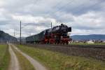 Die Pacific 01 202 befindet sich am 05.03.2015 mit zwei Wagen des Swiss Classic Trains bei Dottikon-Dintikon.