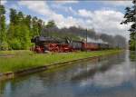 Das Wochenende am Bodensee ist beendet und der Zug mit 01 202 ist auf dem Rckweg. Bei Brglen am Thurkanal kommt sie mit deutlich vor Fahrplan mit Volldampf vorbeigerauscht. Mai 2015.