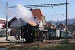 VHE Emmental, Verein historische Eisenbahn Emmental: Ed 3/4 2 (SLM 1907) und K2 34159 + ABDi 722 + Bi 527, Wasen im Emmental, 9. Februar 2025 (öffentliche Winterdampffahrten). Nach Umfahren und Wasserfassen in der Mittagspause fährt die Lok wieder an die Wagen zur Rückfahrt nach Sumiswald-Huttwil.