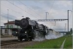 Festival Suisse de la vapeur 2016: Beeindruckend schnell eilt die VVT 52 221 mit dem Extrazug 30502 nach Vevey durch den Bahnhof von Chavronay.
14. Mai 2016