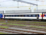 SBB - Personenwagen 1 Kl. 50 85 10-95 019-1 abgestellt im SBB Werkstätteareal in Yverdon am 2024.11.30 ... Standort des Fotografen auf dem Perron 2 des Bhf. Yverdon 