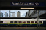 Ein Hauch von klassischem Reisen: Der Prestige Continental Express & Suisse Train Bleu am 01.01.2024 in der altehrwürdigen Bahnsteighalle des Hauptbahnhofs von Frankfurt/Main.