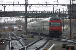 Dominanz: Ein Doppelstock-Intercity verlsst Basel-SBB mit Ziel Genf. Gleich werden weitere Zge Basel am 12. August 2008 um die Mittagszeit erreichen...