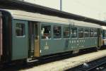 SBB Brnig - Personenwagen 2 Kl. B 707 im Bahnhof Interlaken Ost im Juni 1985