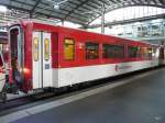 zb - Personenwagen 2 Kl. B 583-5 mit grossen Festerscheiben im Bahnhof Luzern am 10.09.2012