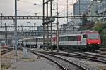 Einfahrt von Bt 50 85 28-94 938-3 am 25.10.2014 zusammen mit der Re 460 030-0  Säntis  in den Bahnhof von Basel SBB.