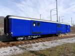 Privater Blauer Gepäckwagen D 50 85 92-33 920-2 abgestellt im Bahnhofsareal in Sissach am 07.03.2015