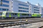 Der umgebaute BDt II 930 mit der Re 465 018 am 31.5.23 beim Bahnhof Gümligen abgestellt.