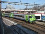 bls: Am 9.4.09 verlsst der Regioexpress (Luzern-Bern) Luzern, mit einem zustzlichen Wagen an der Spitze.