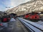 Winterdienst bei der SBB; der Schnee wird mittels dem Bagger links im Bild auf die beiden Tm rechts im Bild verladen.