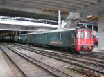 Dt 50 85 92-33 927 mit IR nach Olten im Bahnhof Bern, 25.09.2010.