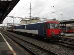 St 50 85 89-33 900-3 und der schiebende RBe 540 062-7 am 28.3.2011 in Langenthal. Obwohl der Jail-Train durch SBB Personenverkehr gefahren wird hat eher Gterzug Charakter, denn oftmals kommt man wegen geschlossenen Signalen zum Stehen, mir konnte es Recht sein, und ich konnte die Fuhre ausgiebig fotografieren.