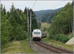 Von der BLS RE 465 002 gestoßen bewältigt der Kambly EW III RE die letzten Meter der Steigung zum Les Loges-Tunnel (3259 Meter Länge) bei Les Hauts-Geneveys, wobei der Kulminationspunkt