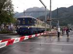 Berner Oberland 2007 - Fr reichlich Verkehrschaos in Interlaken West sorgt alle paar Minuten dieser Bahnbergang direkt hinter dem Bahnhof Interlaken West. R 3128 Zweisimmen - Interlaken Ost wird am 02.08.2007 von Steuerwagen 941 gefhrt und erreicht in Krze seinen Zielbahnhof.