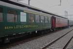 Am 26.10.2024, ein nebliger Tag im Gros du Vaud, der Swiss Classic Train steht im Bahnhof von Romont. Die Dampflok muss Wasser fassen.