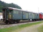 SBB Gepckwagen - Ausrangiert - Weggestellt und Kaputt .. D 51 85 92-43 012- 9 im Gterbahnhofsareal von Le Locle Col de Roches am 01.08.2006