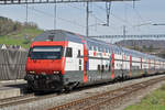 Steuerwagen Bt 50 85 26-94 908-8 durchfährt den Bahnhof Gelterkinden.