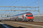 Doppelstocksteuerwagen durchfährt den Bahnhof Rothrist.