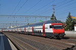 Doppelstocksteuerwagen durchfährt den Bahnhof Rothrist.