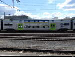 BLS - Zwischenwagen eines RABe 515 der 1/2 Kl. Personenwagen AB 94 85 7 515 338-2 im Bhf. Biel am 17.04.2023