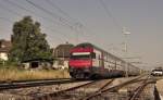 IC 2000 als RE Biel/Bienne-Bern bei der Durchfahrt in Schpfen, Aufgenommen am 30.06.2012