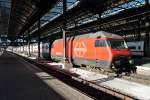 SBB Re 460 072-2 stand am 07.01.2014 mit einem Doppelstock-IC in Basel SBB und wartet auf die Weiterfahrt zurück in die Schweiz.