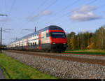 SBB -  IC unterwegs bei Uttigen in Richtung Thun an der Spitze der Steuerwagen Bt 50 85 26-94 913-8 am 24.10.2020