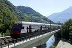 IC 2000 Bt 935-1 als IR 90 nach Genf Flughafen am 13.8.22 beim Überqueren der Rottenbrücke in Leuk.