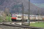 Zug mit EW IV Steuerwagen und IC 2000 Doppelstöcker fährt am 05.04.2021 bei Tecknau BL Richtung Olten.