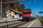 Ein IC 2000 durchfährt als InterRegio von Luzern nach Genève-Aéroport am 07.11.2015 den Bahnhof Matran zwischen Fribourg und Lausanne.