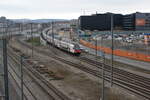 Eine IC2000/IC2020 Komposition mit einer Re460 nähert sich der Europabrücke in Zürich. 07.01.2022.