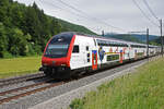 IC 2000 Steuerwagen Bt 50 85 26-94 907-0 fährt Richtung Bahnhof Gelterkinden.