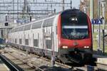 Ein IC 2000 Pendel der Richtung Thun unterwegs ist am 11.11.24 bei der Durchfahrt im Bahnhof Gümligen.