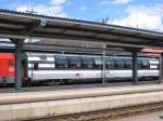 Dieser Panoramawagen der SBB war am 18.04.2004 Bestandteil des EC 101  Berner Oberland  auf dem Weg nach Interlaken, hier bei einem Halt in Karlsruhe Hbf.