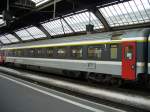 SBB - Personenwagen  1 Kl. Apm 61 85 10-90 220-7 im Hauptbahnhof von Zrich am 04.01.2008