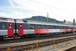 Wagen des EM-Sonder-ICs  Europameister  verlassen Salzburg Hbf. Extra fr den Verkehr zwischen Schweiz und sterreich wurden die Wagen mit passenden Werbefolien geschmckt. Hier die SBB-Wagen. Salzburg, 21.06.2008 .