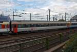 SBB Apm 61, Schweizer Reisezuwagen (EC-Wagen, 1.Klasse), am 07.08.2011 an dem Verlassen des Klner Hupfbahnhofes, gleich geht es auf der Hohenzollernbrcke ber den Rhein. 