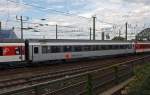 SBB Bpm 61, Schweizer Reisezuwagen (EC-Wagen, 2.Klasse), am 07.08.2011 an dem Verlassen des Klner Hupfbahnhofes, gleich geht es auf der Hohenzollernbrcke ber den Rhein. Die 2 Klasse ist gut gefllt.