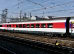 SBB - Speisewagen WRm 61 85 88-94 106-1 bei Rangierfahrt im Bahnhofsareal in Genf am 08.03.2015