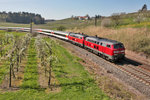 Eine Doppeltraktion der Dieselloks 218 418-6 und der 218 463-8 dieselt in mit einem EC aus Zürich HB nach München Hbf in Oberrreitnau vorüber.Bild vom 11.4.2016